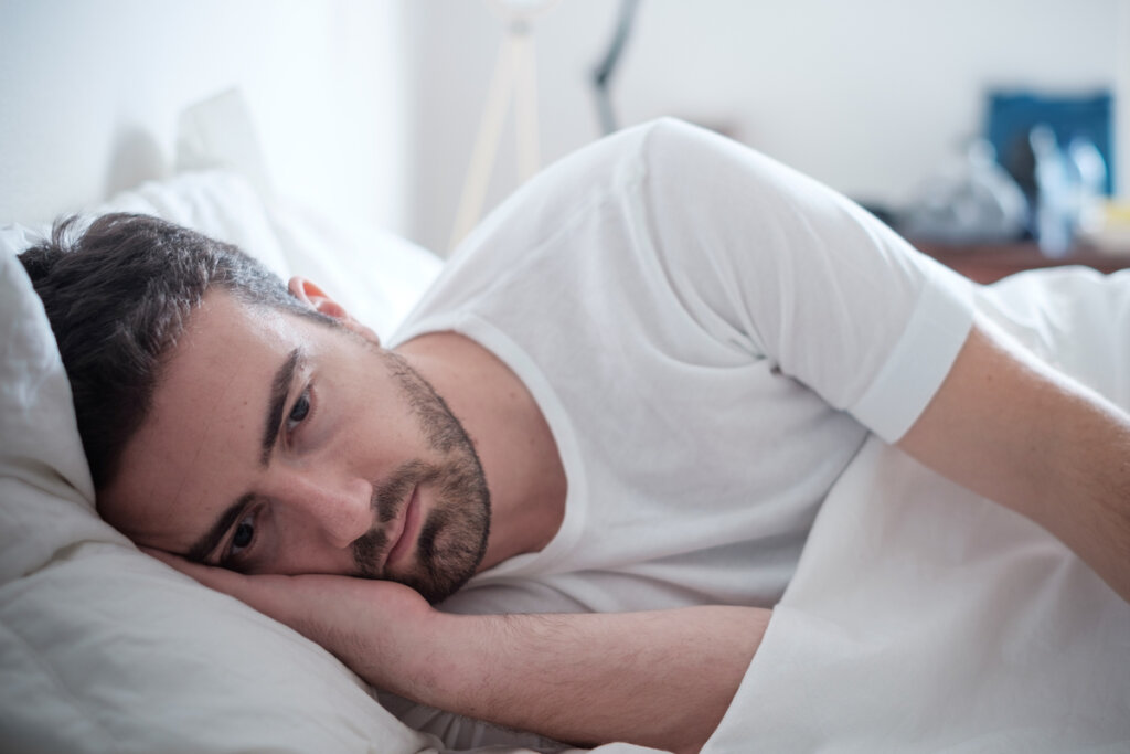 Hombre despierto en la cama