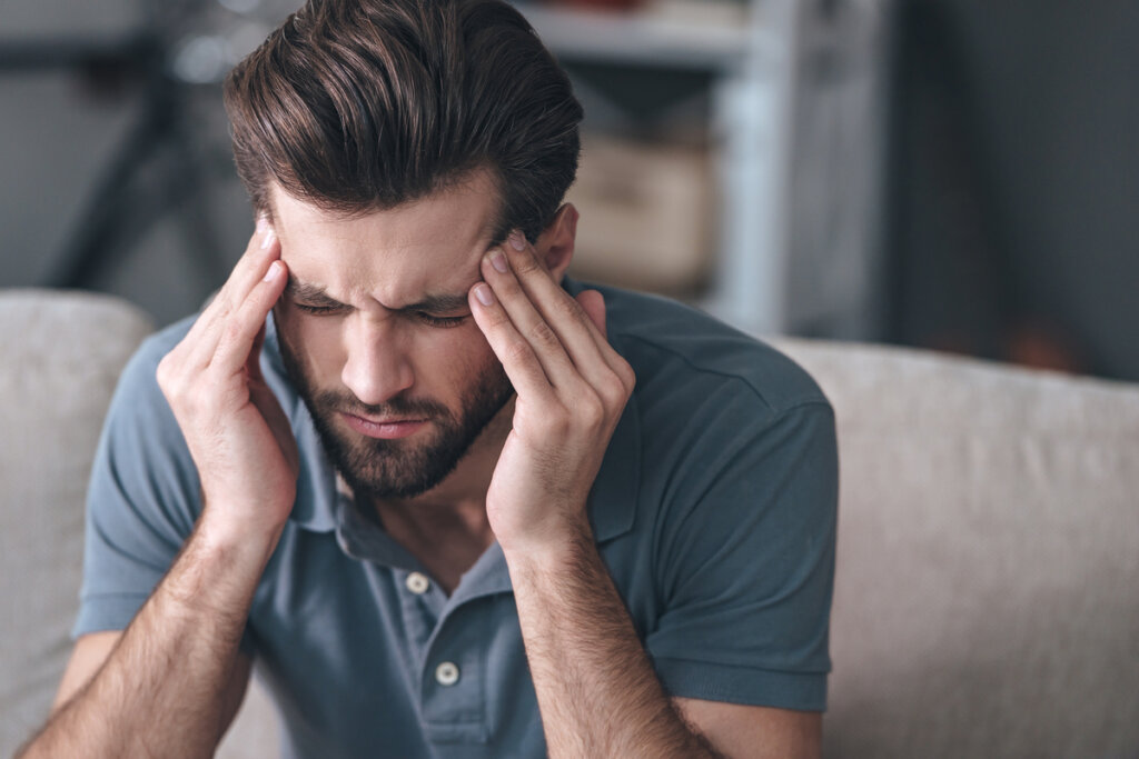 Hombre que sufre síntomas de estrés crónico