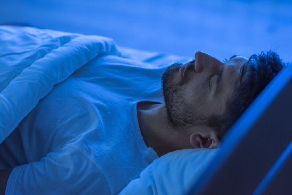 homem dormindo na cama