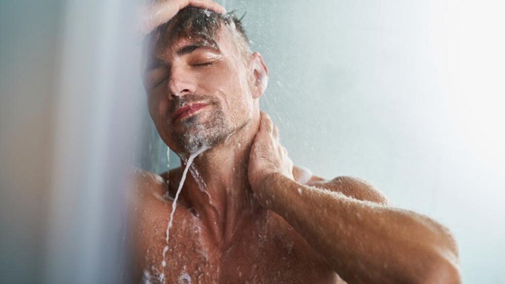 Hombre representando la duda de ¿Por qué las mejores ideas surgen bajo la ducha?