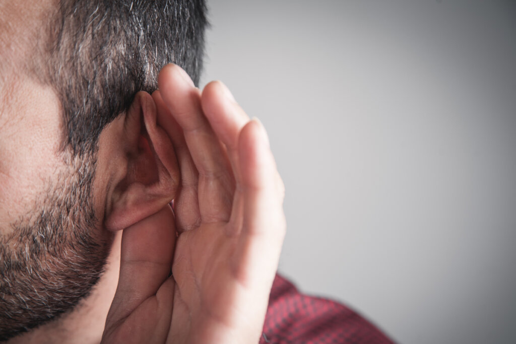 Hombre intentando escuchar música