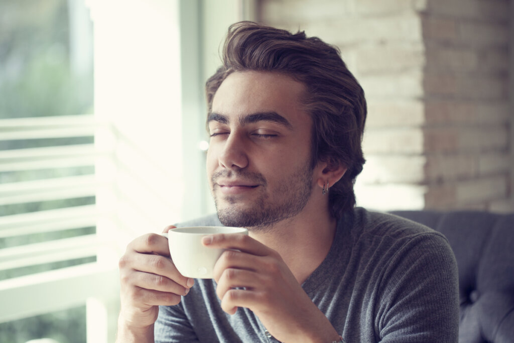 Hombre haciendo mindfulness informal