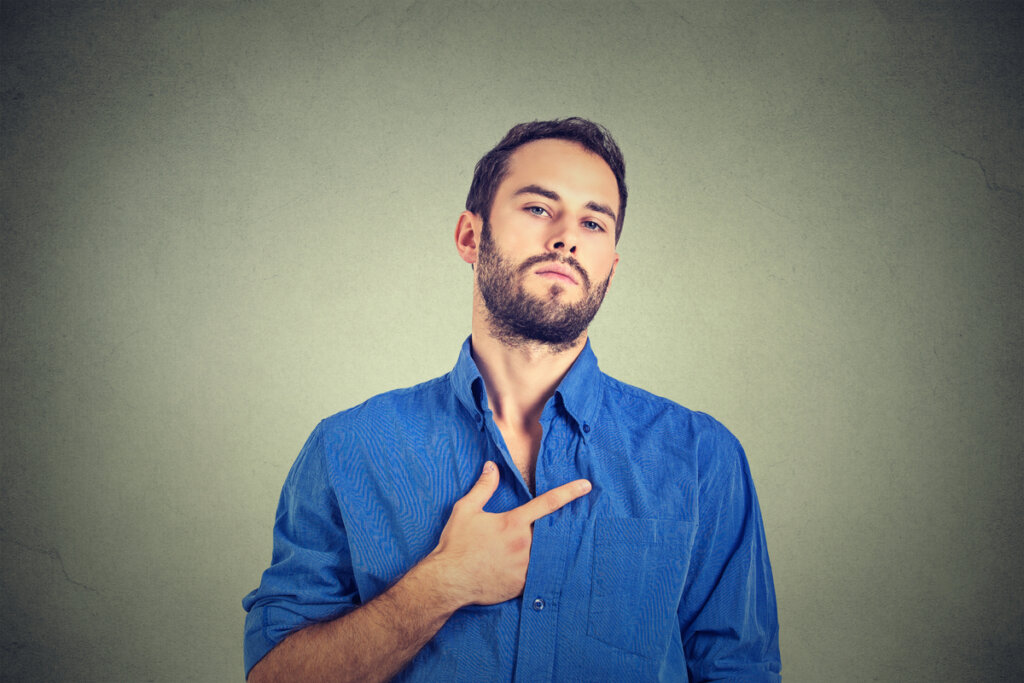 Hombre señalándose a sí mismo por vanidad