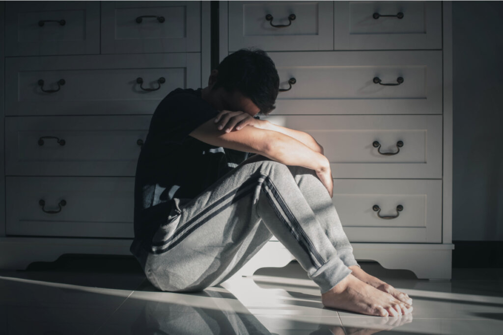 Homme triste souffrant d'être victime d'abus narcissique