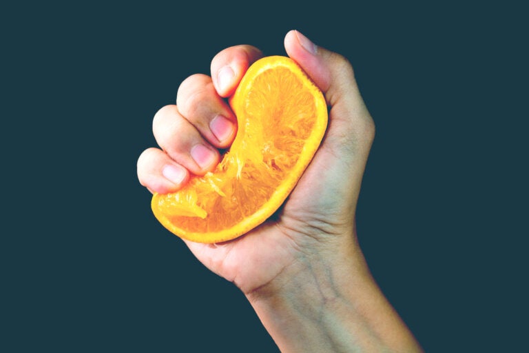 La metáfora de la naranja: ¿qué sale de ti cuando la vida te aprieta?