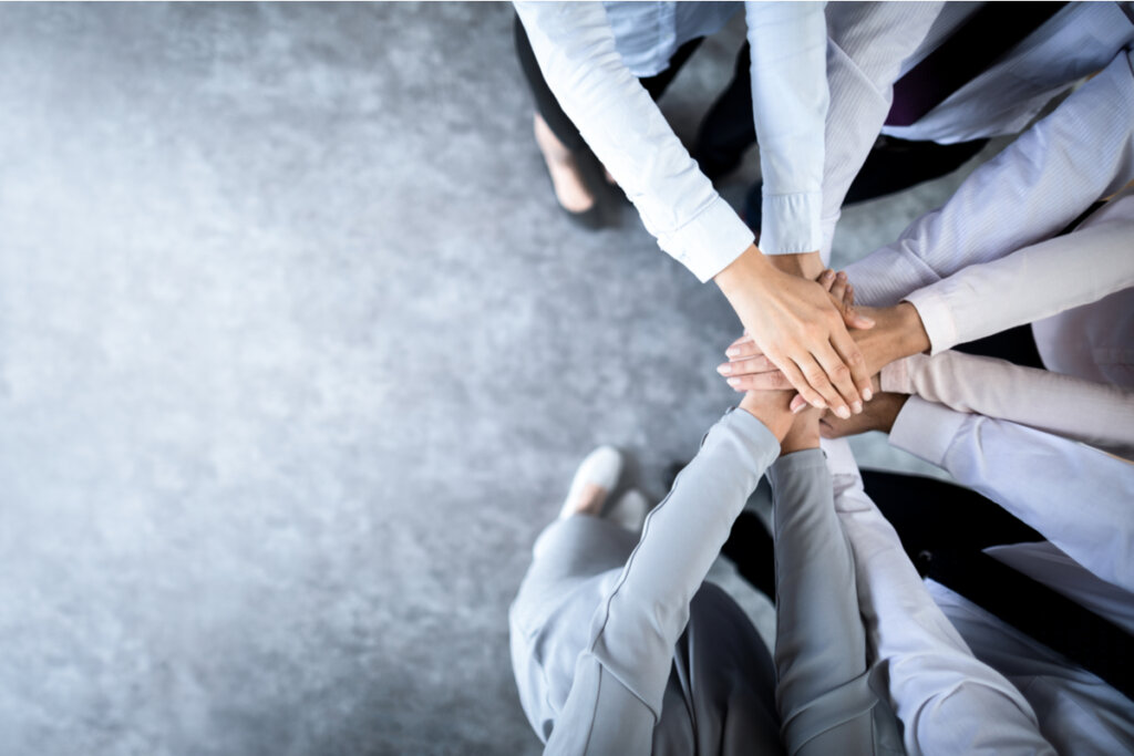 Manos unidas de equipo de trabajo