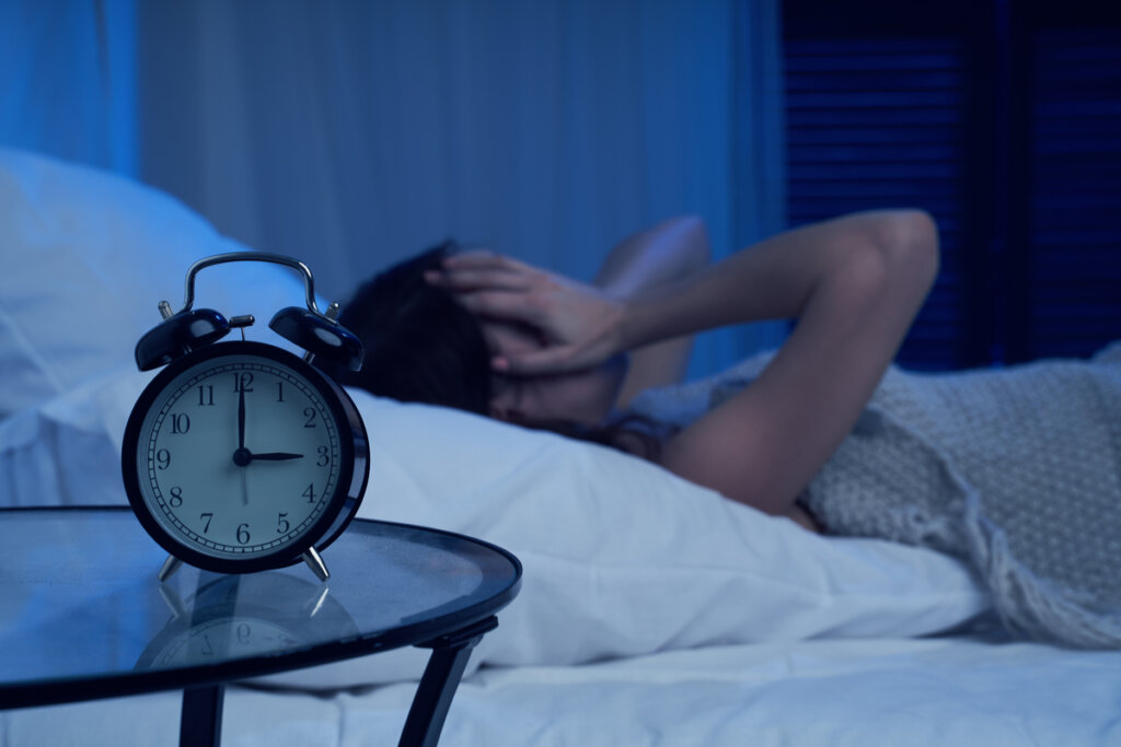 Femme accablée par le réveil au milieu de la nuit