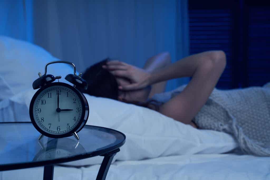 Mujer agobiada por despertarse en mitad de la noche
