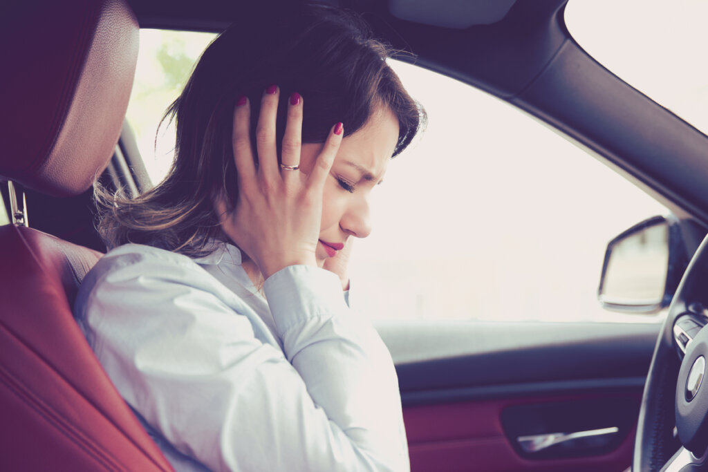 Mujer con ansiedad debido a los desplazamientos de casa al trabajo