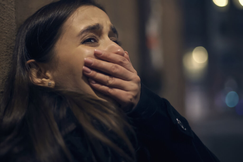 Mujer asustada en un atentado