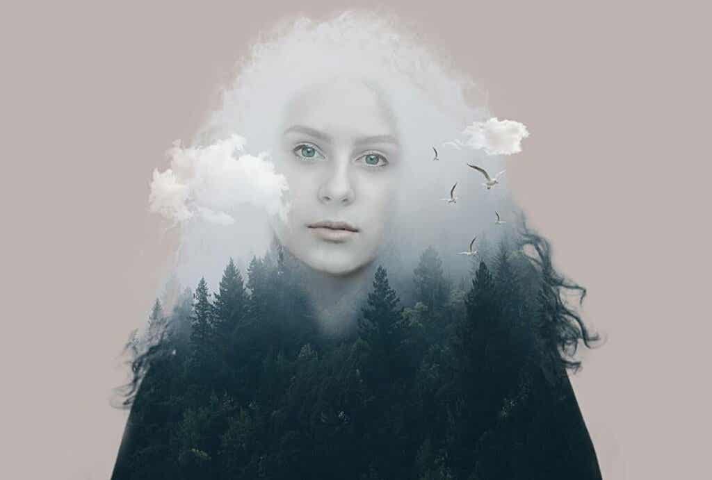Mujer de nubes y bosques