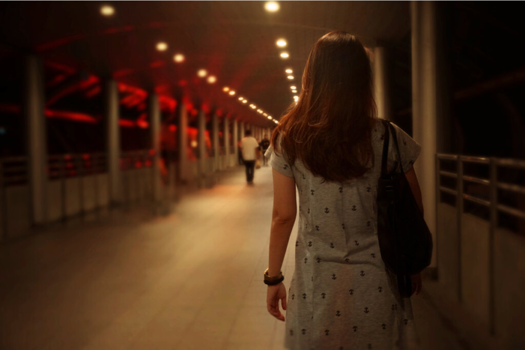 Mujer caminando pensando en miedos atávicos