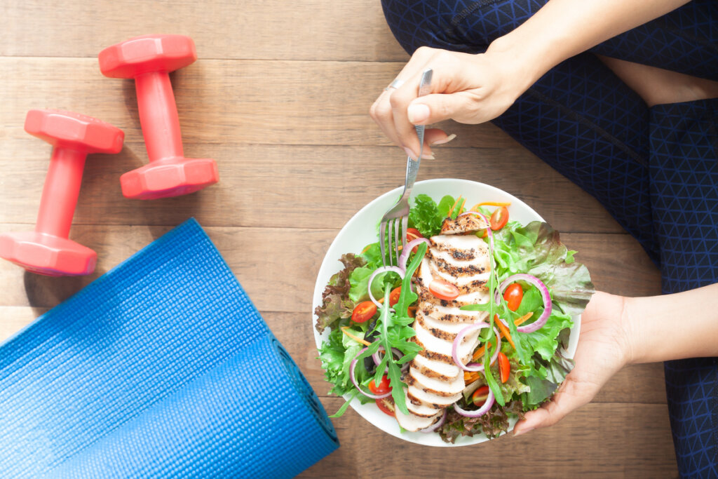 Vrouw die salade eet na het sporten