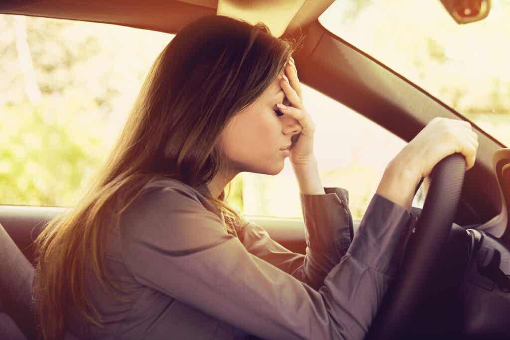 Mujer conduciendo con ansiedad