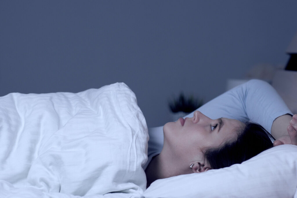 Femme se réveiller au lit