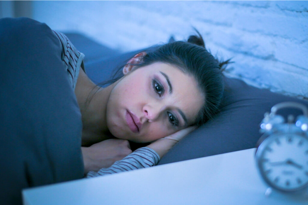 Femme éveillée au lit