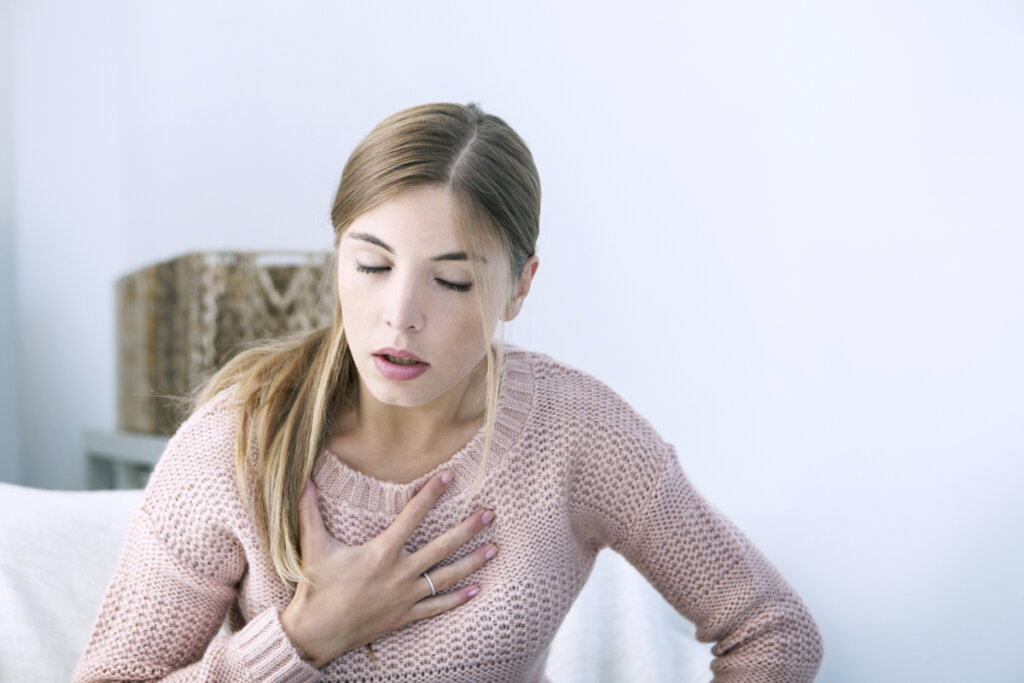 Mujer con dolor en el pecho como causa de la relación entre depresión e infarto agudo de miocardio