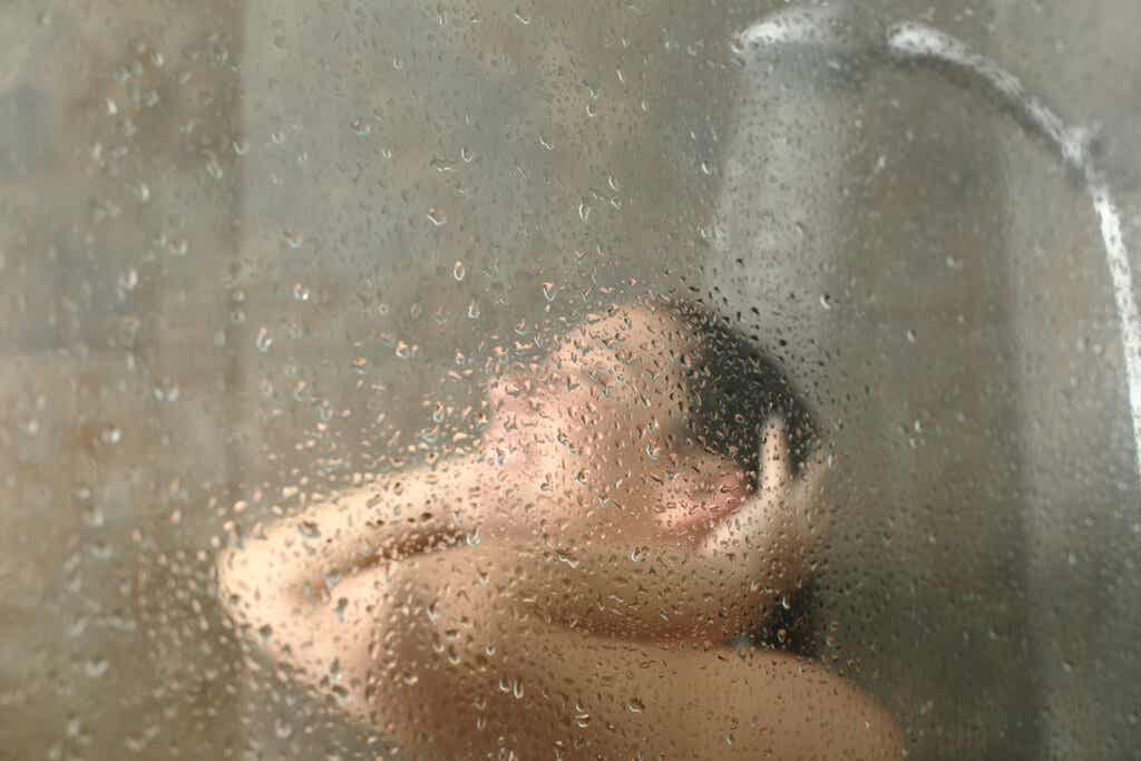 Mujer duchándose