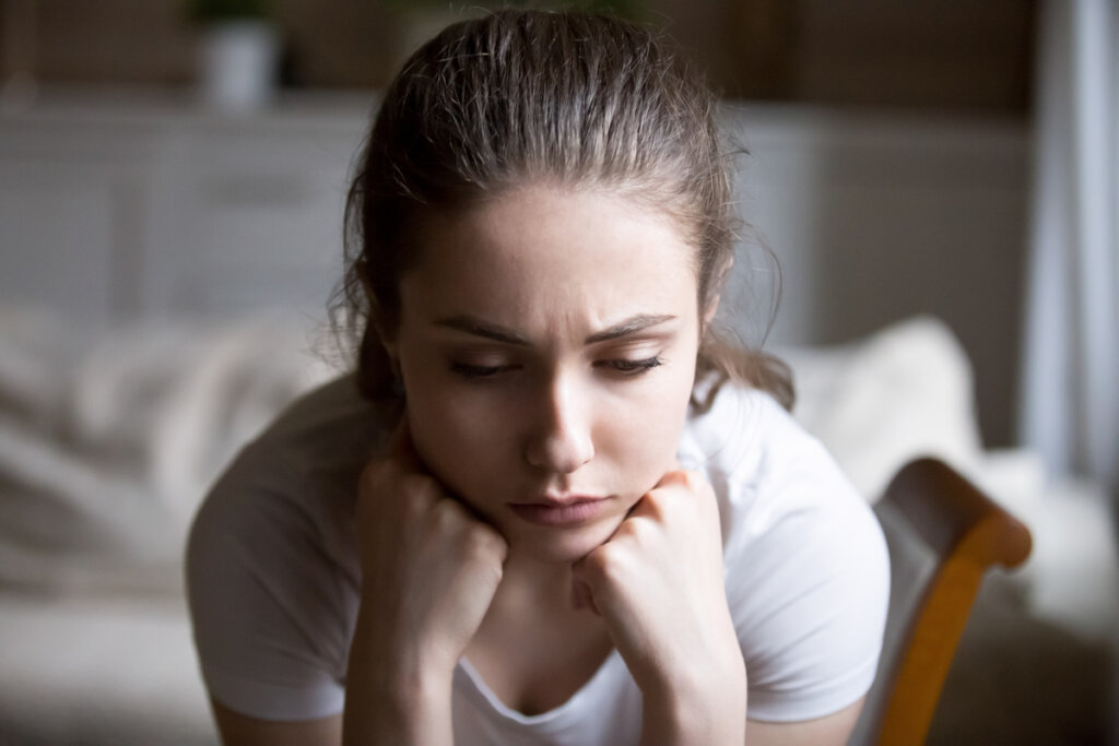Femme en colère pensant à une inondation émotionnelle