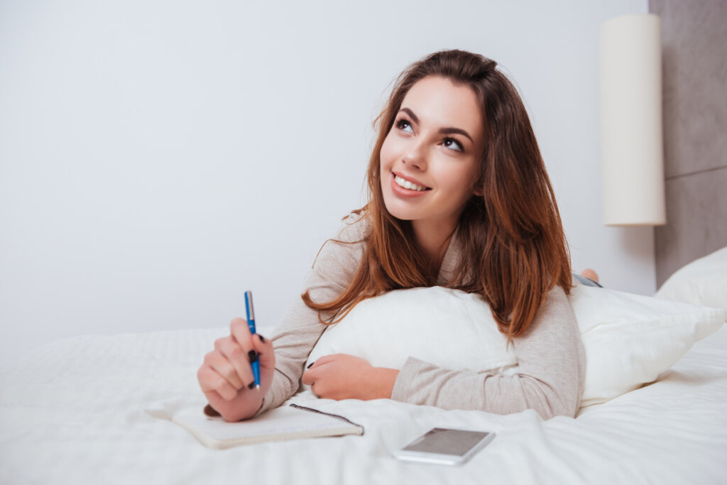 Mujer escribiendo cómo empezar el día cuando tengo depresión