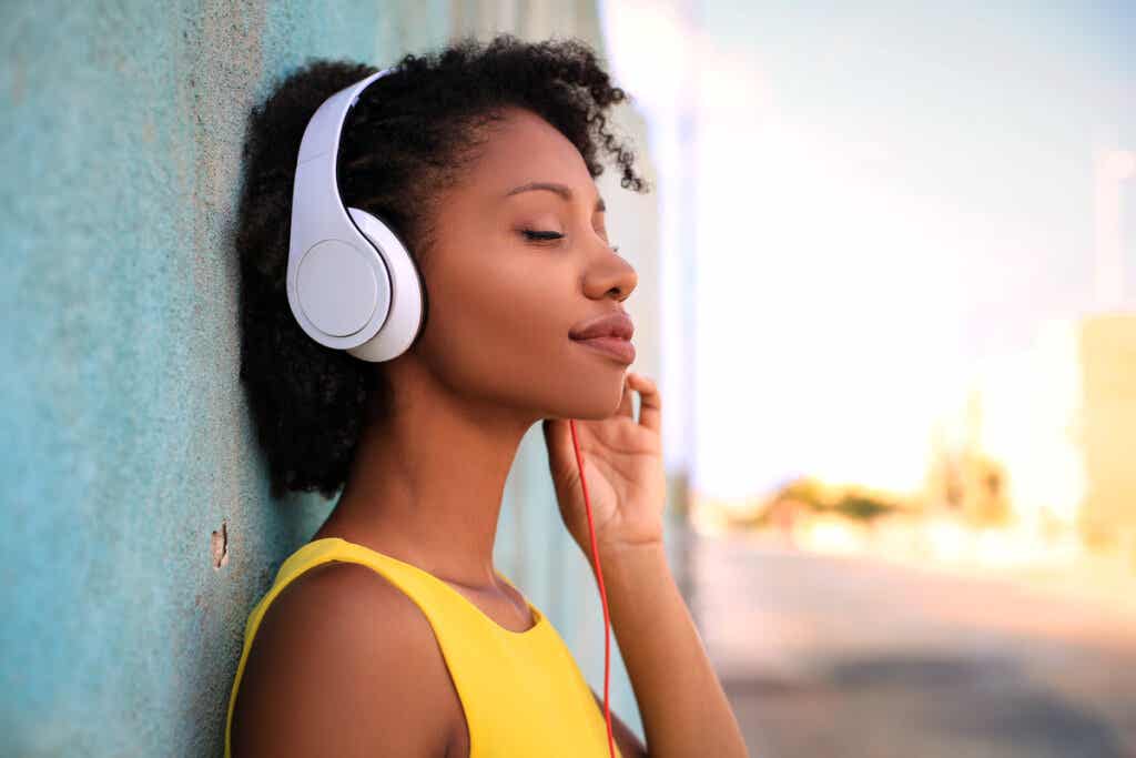 Kvinne lytter til musikk