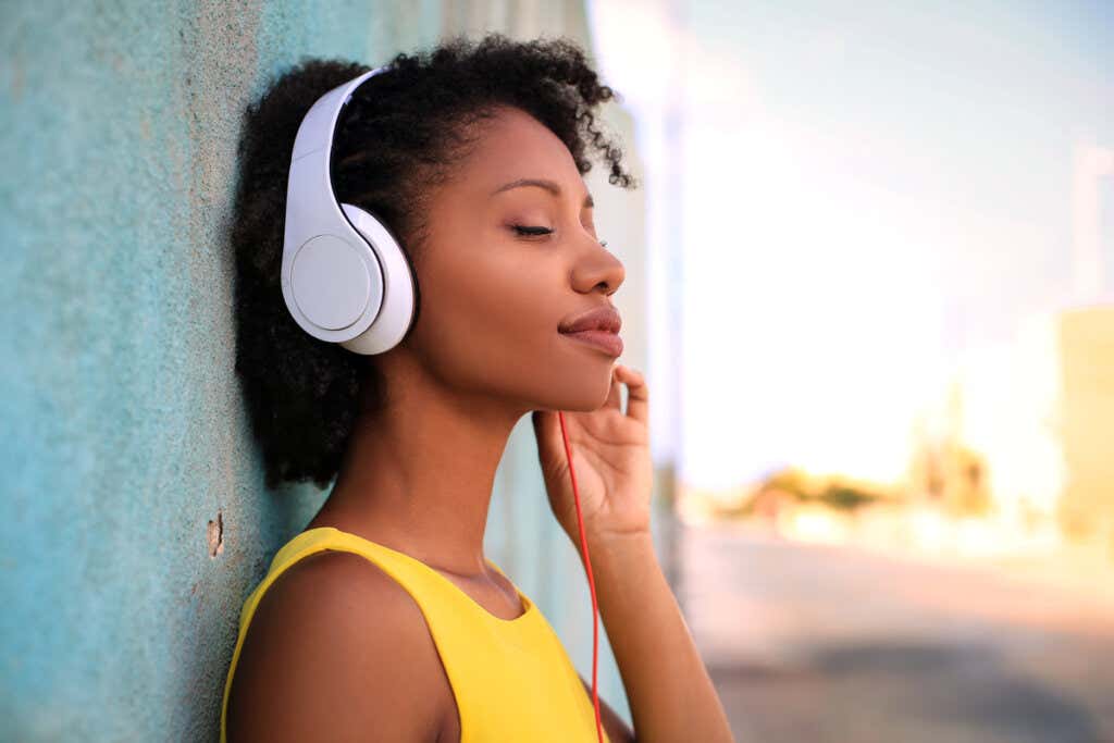 Mujer escuchando música