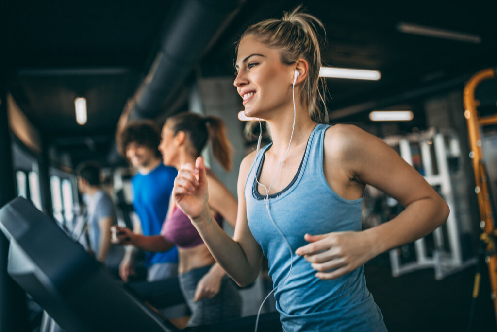 Vrouw in de sportschool