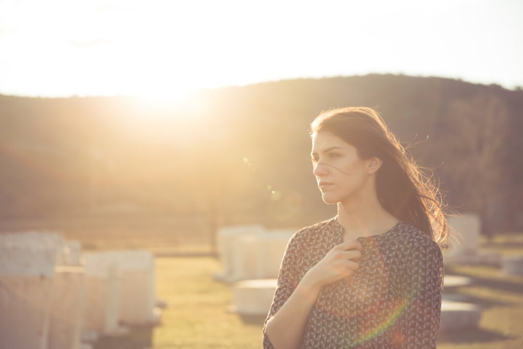 Mujer haciendo duelo