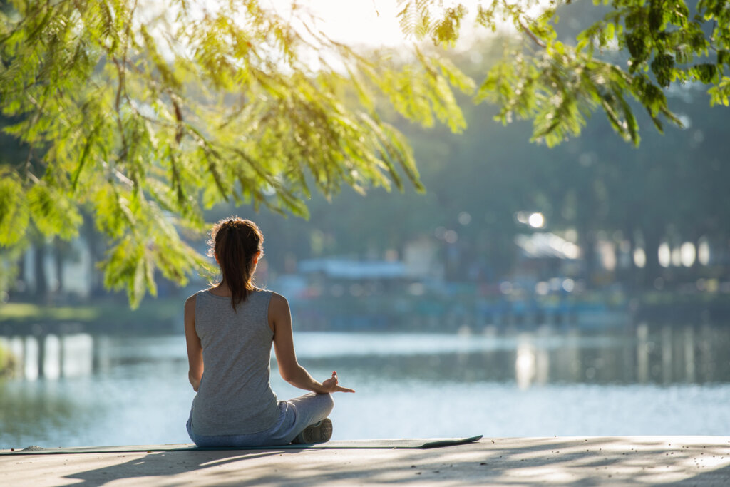 Mujer haciendo mindfulness