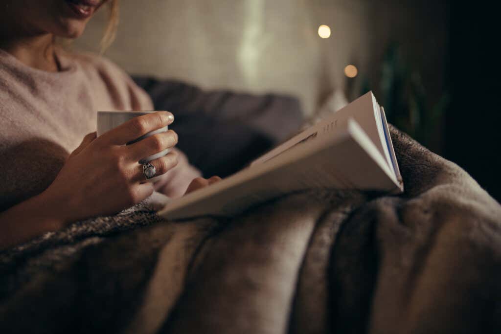 Mujer leyendo arropada