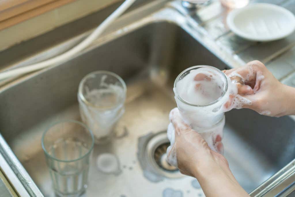 Mujer limpiando vasos