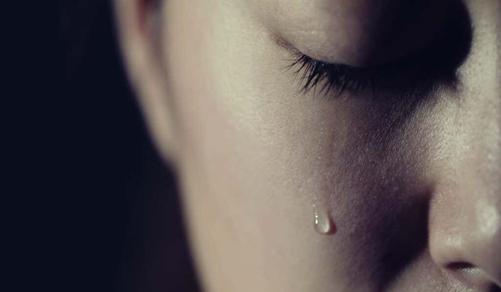 Weinende Frau in der Krise