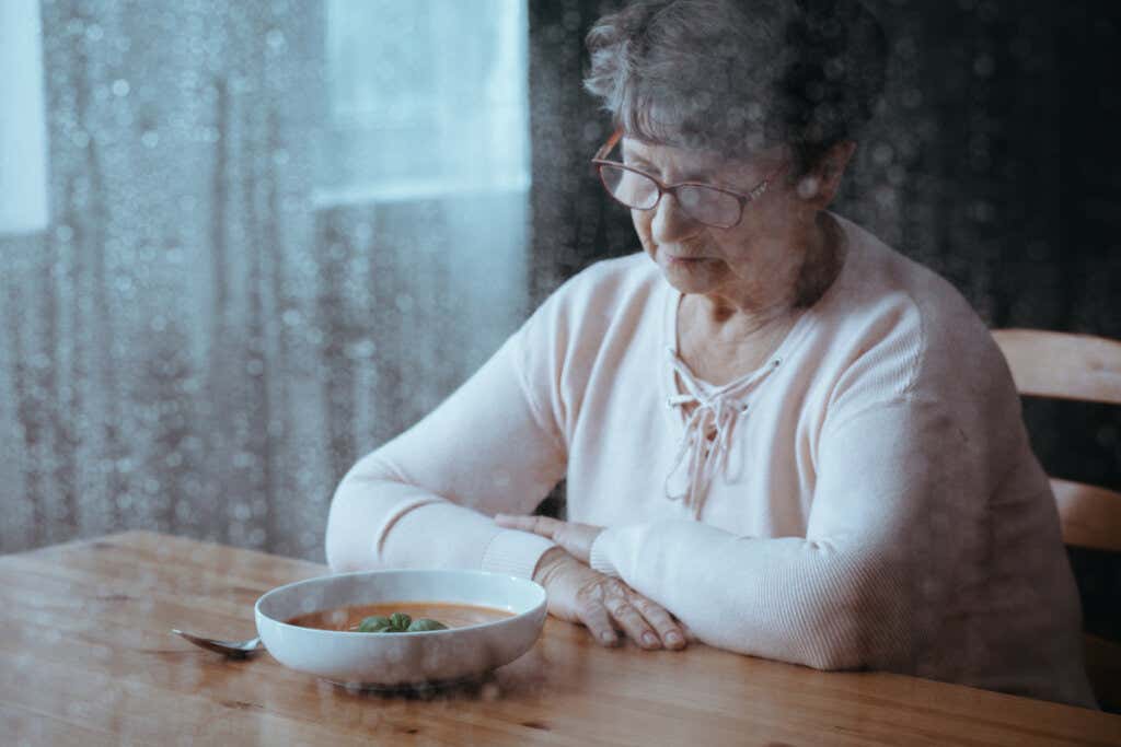 Starsza kobieta cierpiąca z powodu przemocy ze względu na płeć u osób starszych