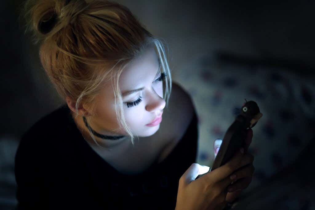 Mulher olhando para o celular