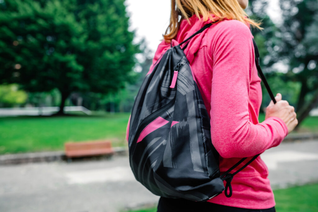 Mujer con una mochila del gimnasio
