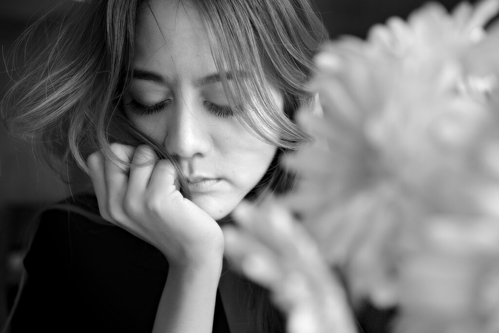 Mujer con los ojos cerrados