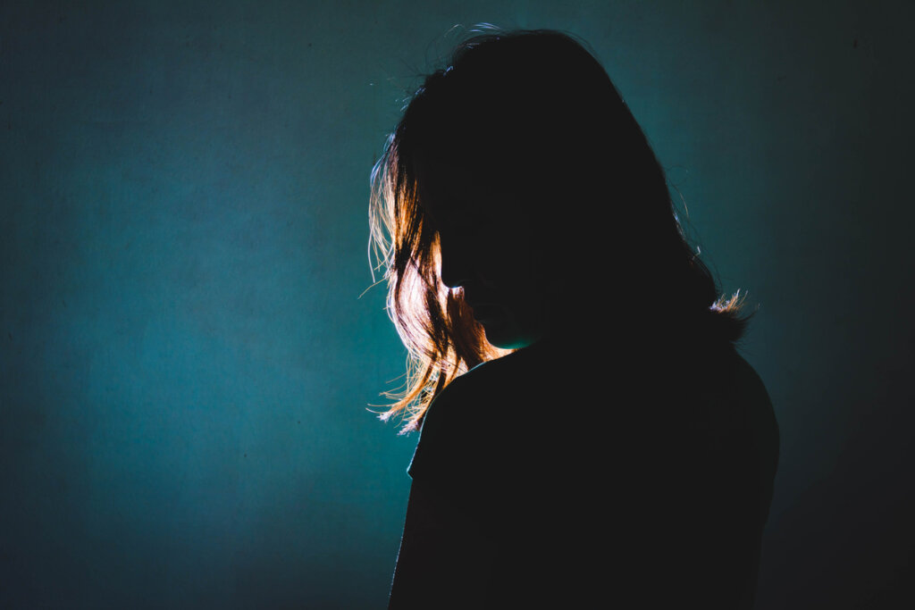 Mujer en la oscuridad