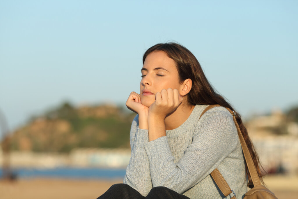 Mujer con los ojos cerrados al aire libre