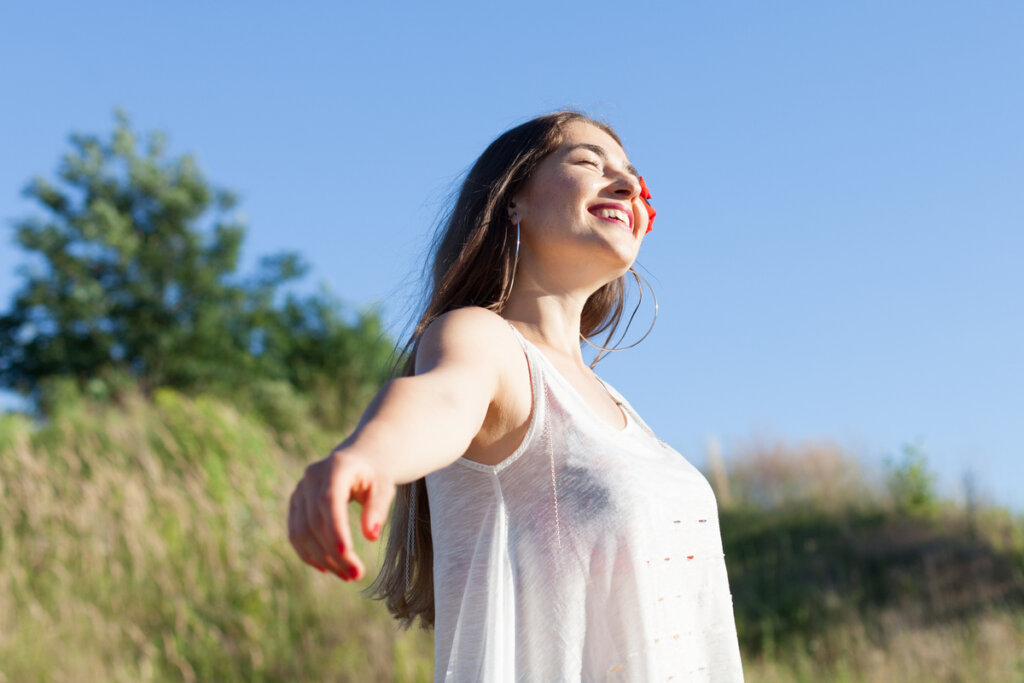 Mujer sonriendo al aire libre