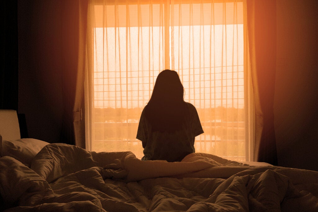 Mulher com tristeza pela manhã evidenciando sintomas de estresse pós-traumático