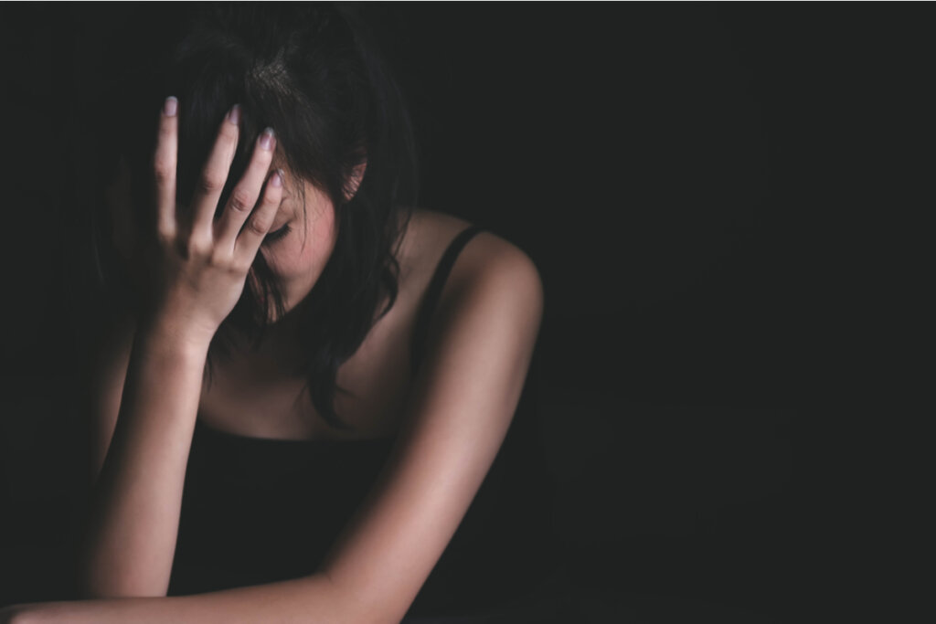 Mujer triste tras ser sufrir a los manipuladores que fingen ser víctimas
