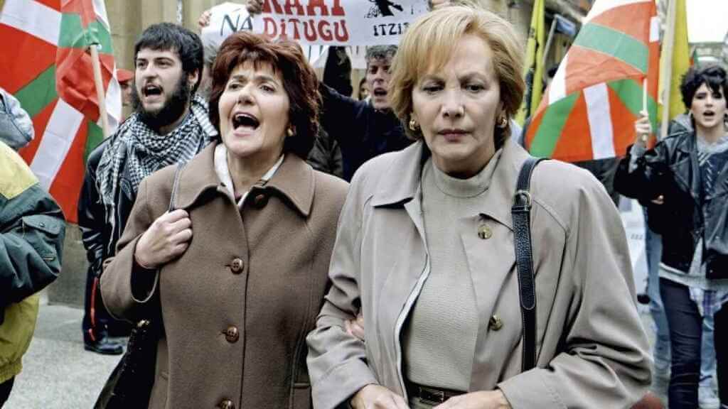 Mujeres en una protesta en la serie Patria