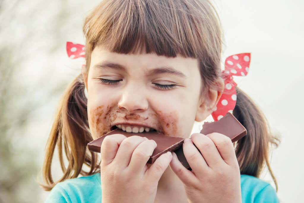 Meisje eet chocolade