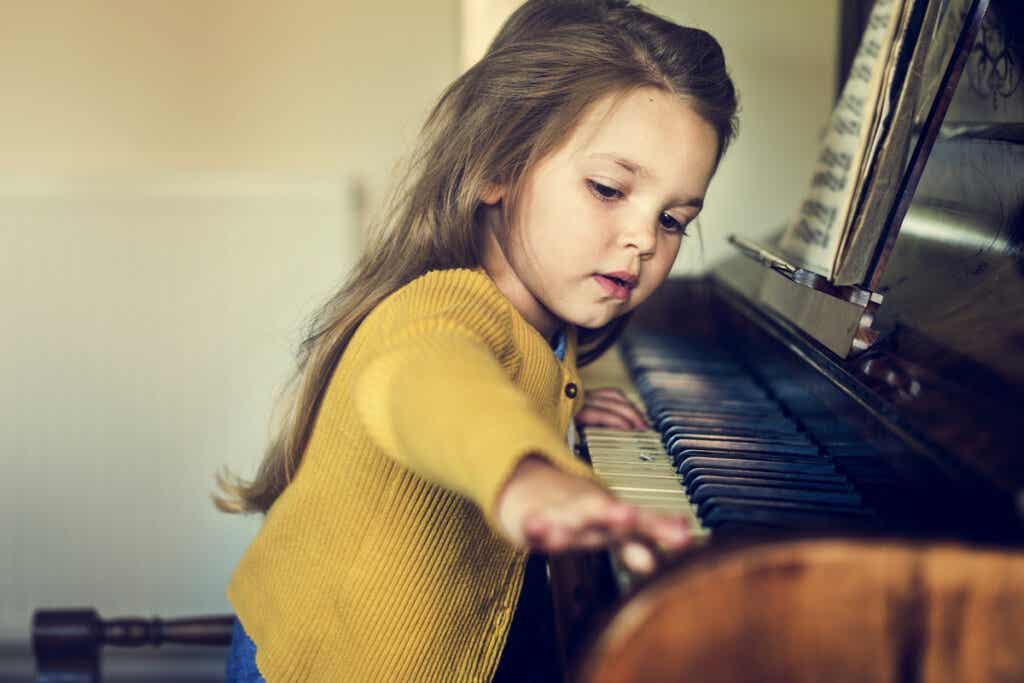 Jente som spiller piano som representerer forholdet mellom ADHD og begavelse