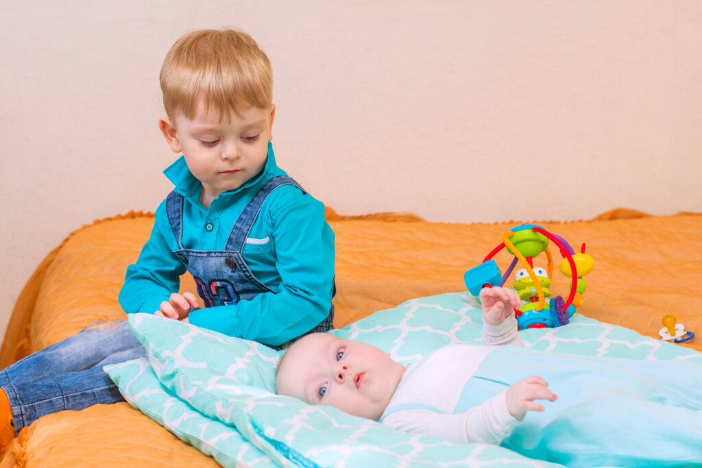 Niño mirando a su hermano pequeño