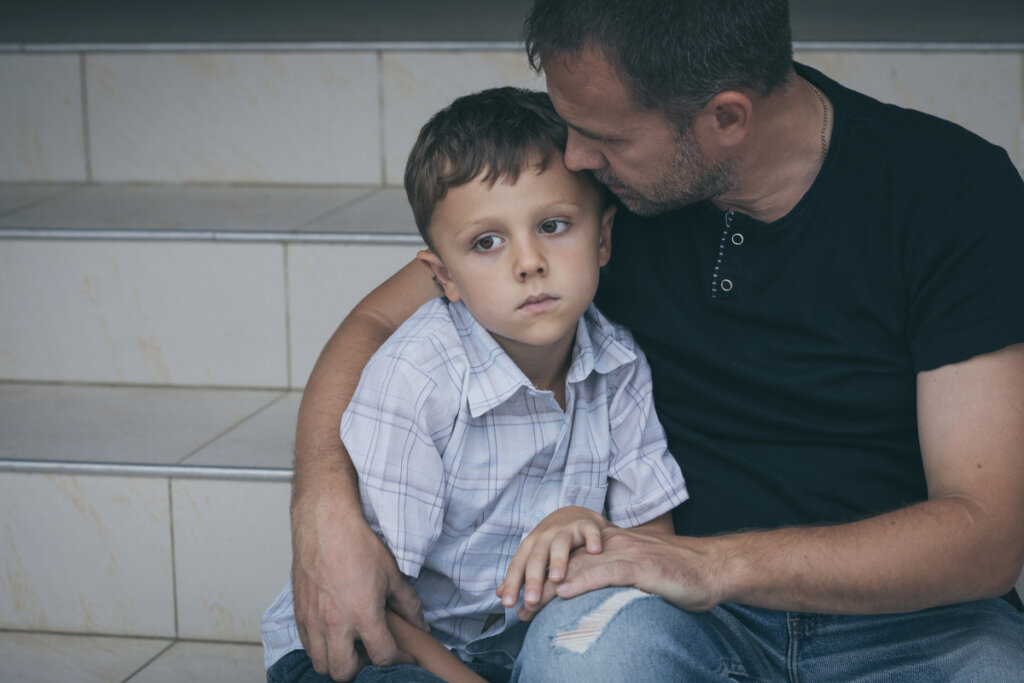 Niño nervioso con su padre