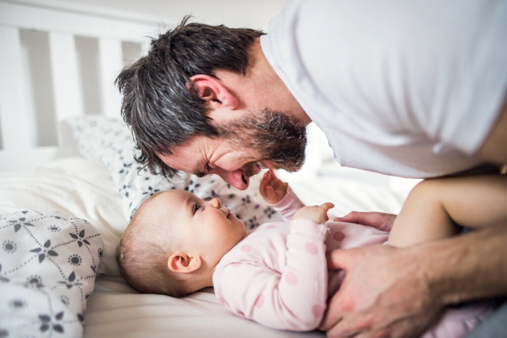 Père parlant à son bébé symbolisant l'importance de prendre soin de votre ton de voix