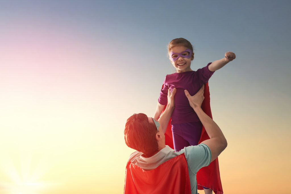 Padre e hijo disfrazados de superhéroes