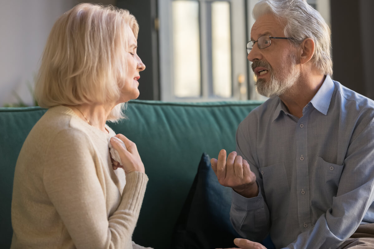 Pareja hablando de la relación