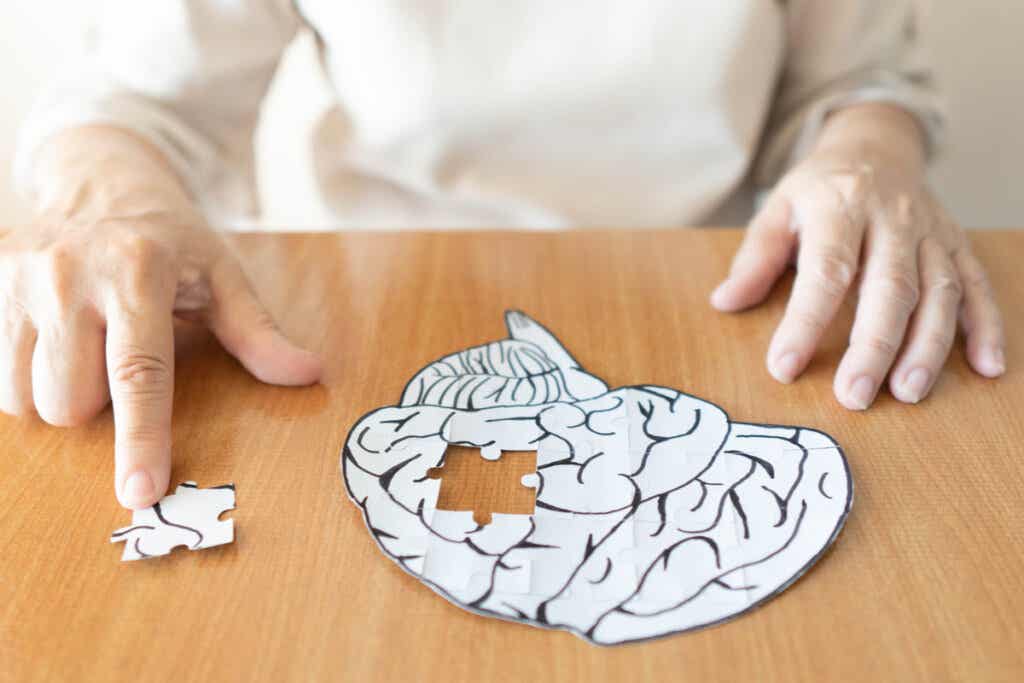 Persona mayor haciendo un puzzle